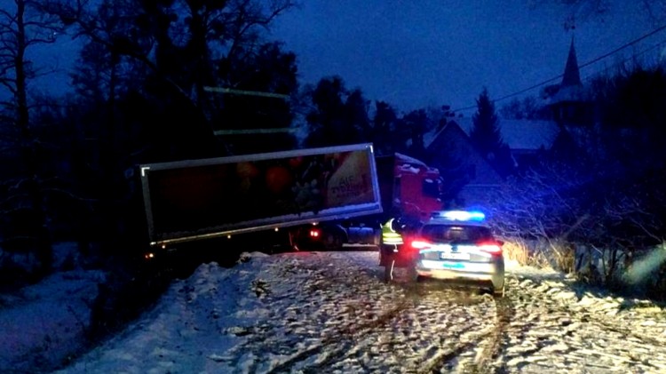 Sztum. Ciężarówka wpadła w poślizg – droga nieprzejezdna przez…
