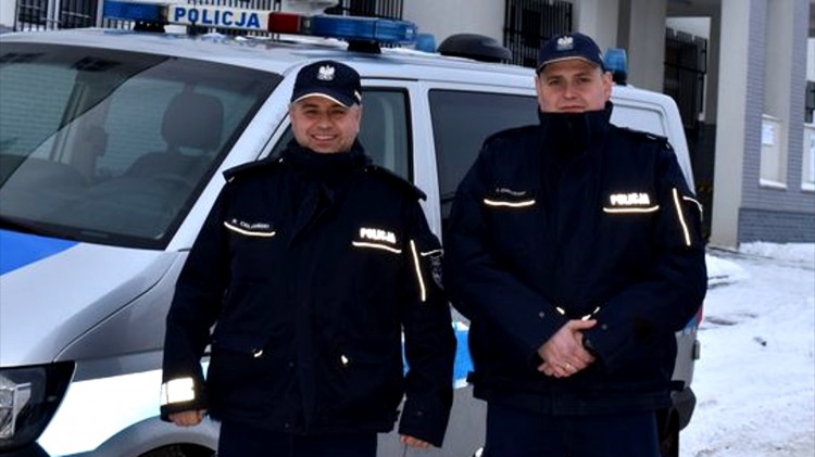 Malbork. Akcja na medal – policjanci uratowali starszego, wycieńczonego…