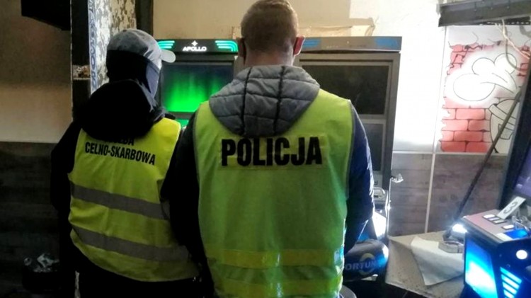 Malbork. Policjanci zabezpieczyli 7 nielegalnych automatów do gier hazardowych.…