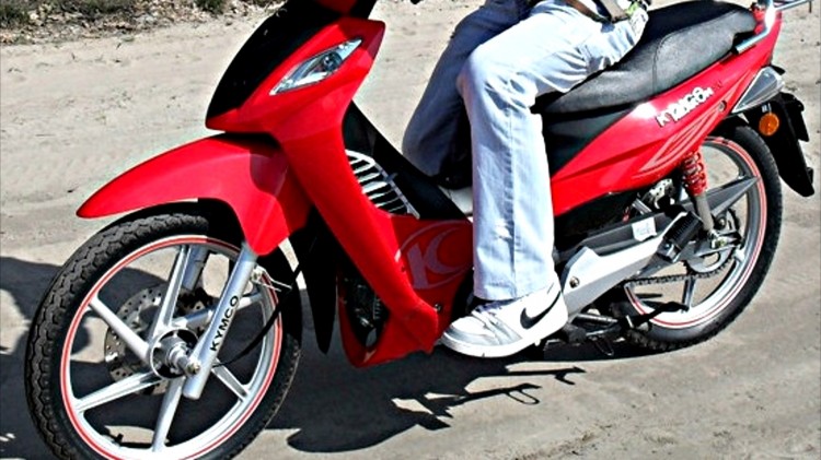 Dzierzgoń. Podróżowali motorowerem bez kasków – nieletni pasażer…