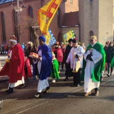 Orszak Trzech Króli przeszedł ulicami Nowego Stawu. Fotorelacja